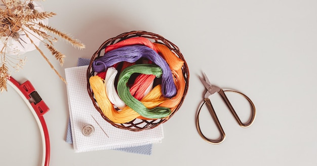 farebné vyšívacie krúžky